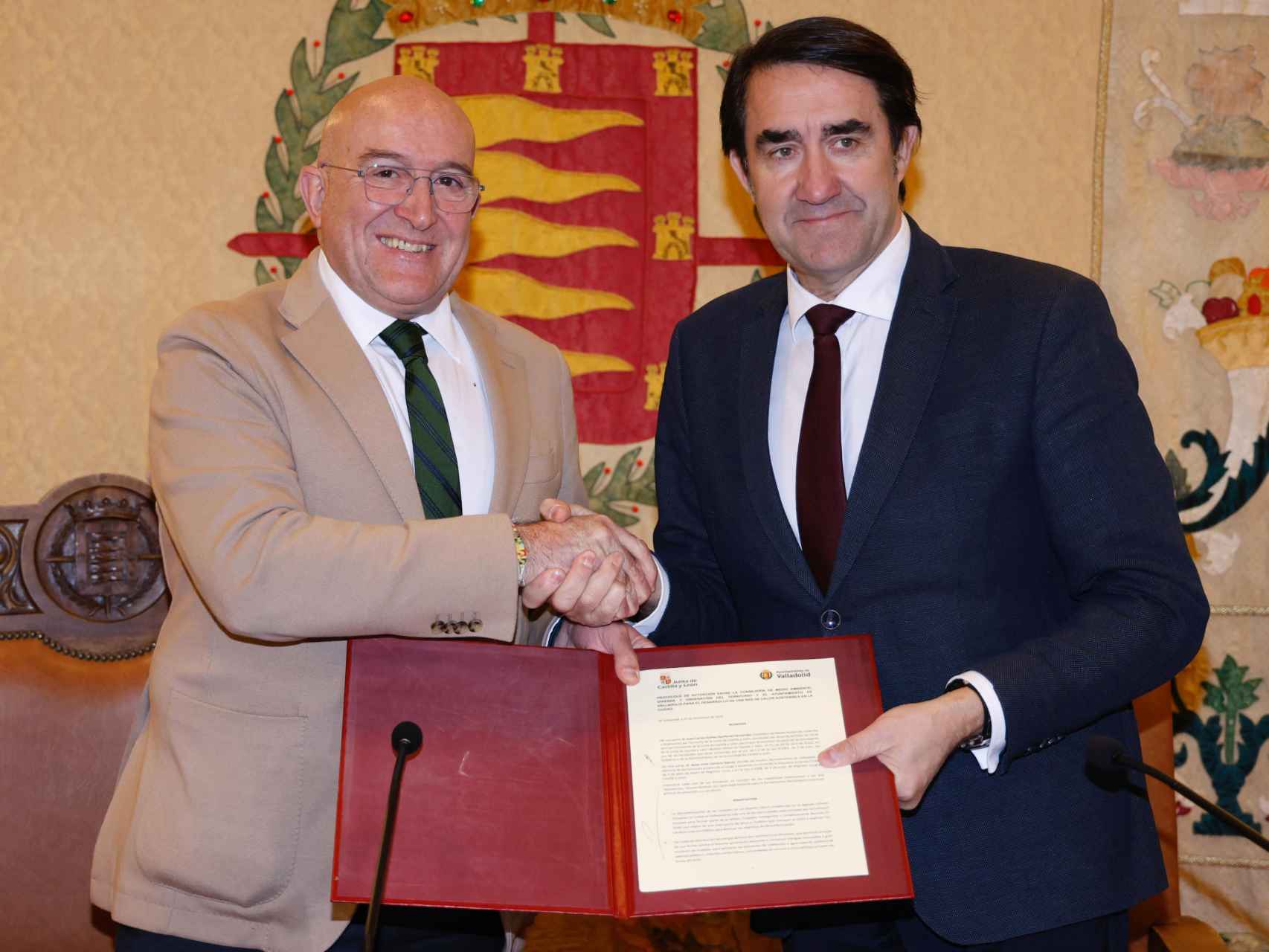 Jesús Julio Carnero y Juan Carlos Suárez Quiñones con el nuevo protocolo para la red de calor de Valladolid