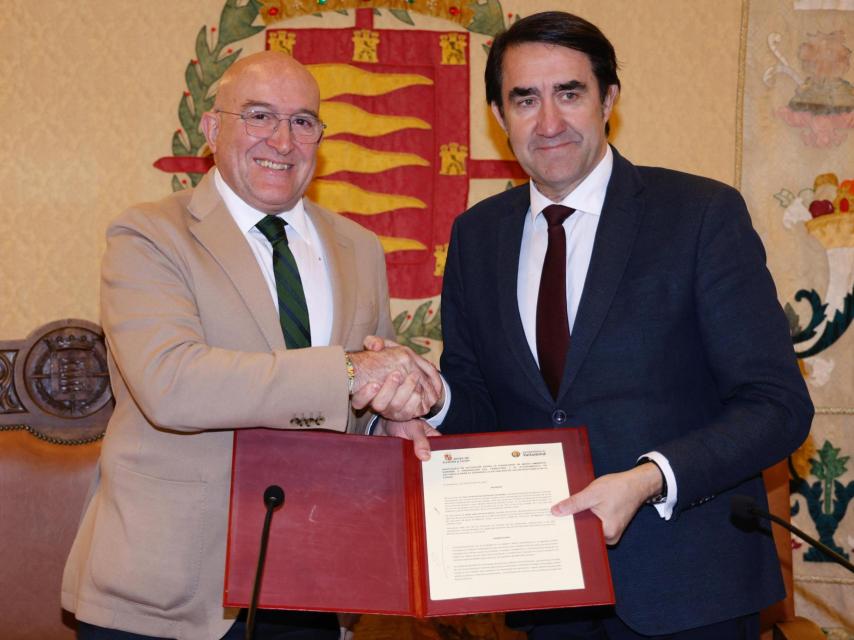 Jesús Julio Carnero y Juan Carlos Suárez Quiñones con el nuevo protocolo para la red de calor de Valladolid