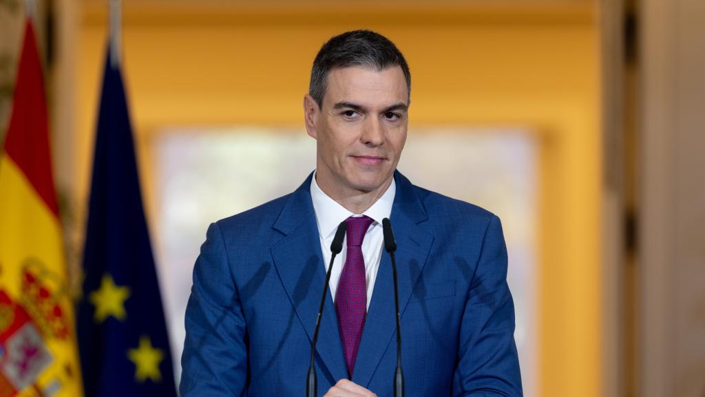 El presidente del Gobierno, Pedro Sánchez, comparece para explicar el decreto que prorroga el escudo social tras una rueda de prensa posterior a la reunión del Consejo de Ministros, en el Palacio de la Moncloa, a 27 de diciembre de 2023, en Madrid (España).