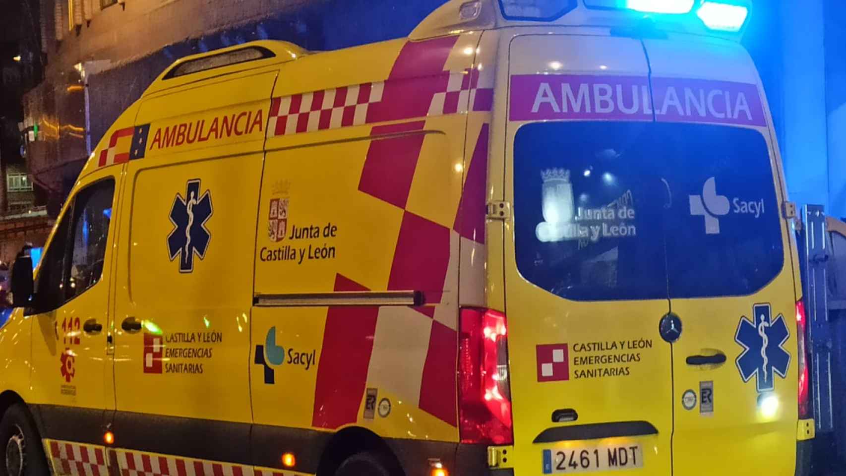 Una ambulancia acude a un accidente