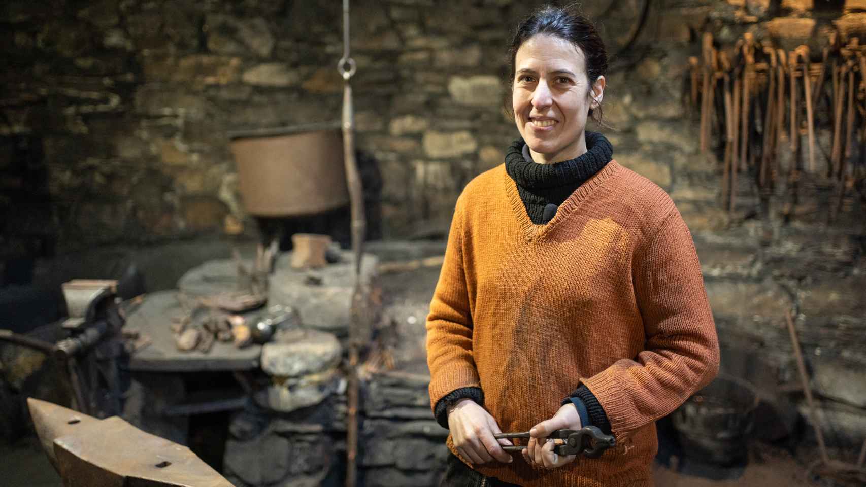 La herrera Paz Prieto en las forjas del mazo de Mazonovo, en Asturias.
