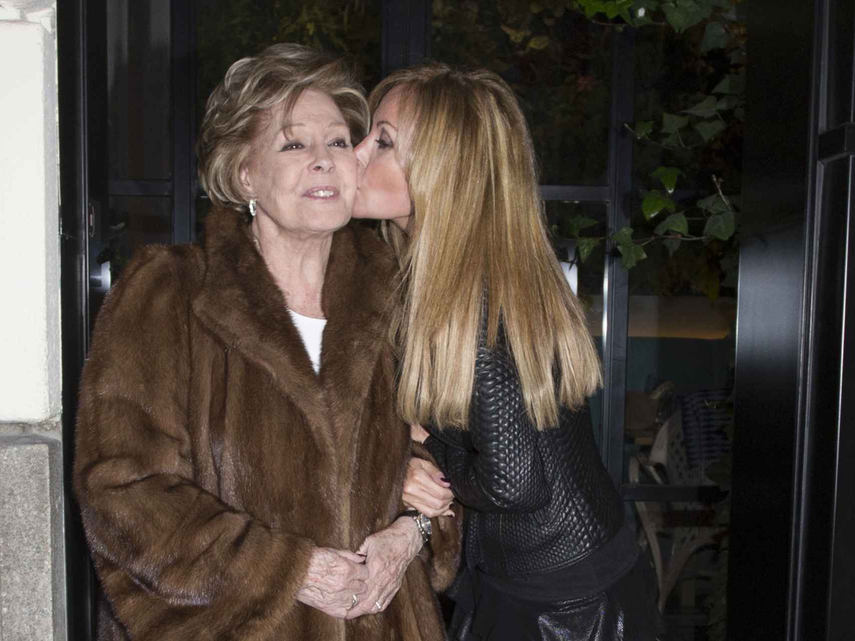 Lara Dibildos besando a su madre, Laura Valenzuela, el día que ésta cumplió 85 años, en 2016.