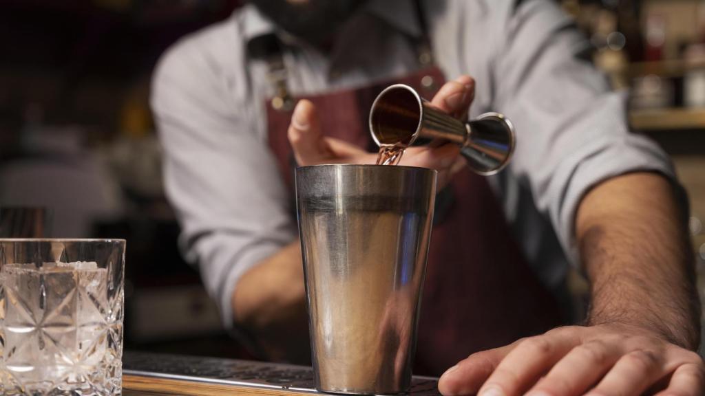 Un barman mezclando un cóctel.