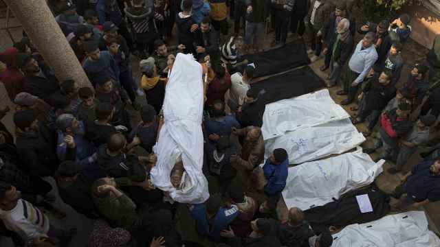 Familiares de palestinos muertos se reúnen junto a sus cadáveres en el Hospital Náser de Jan Yunis, este miércoles.