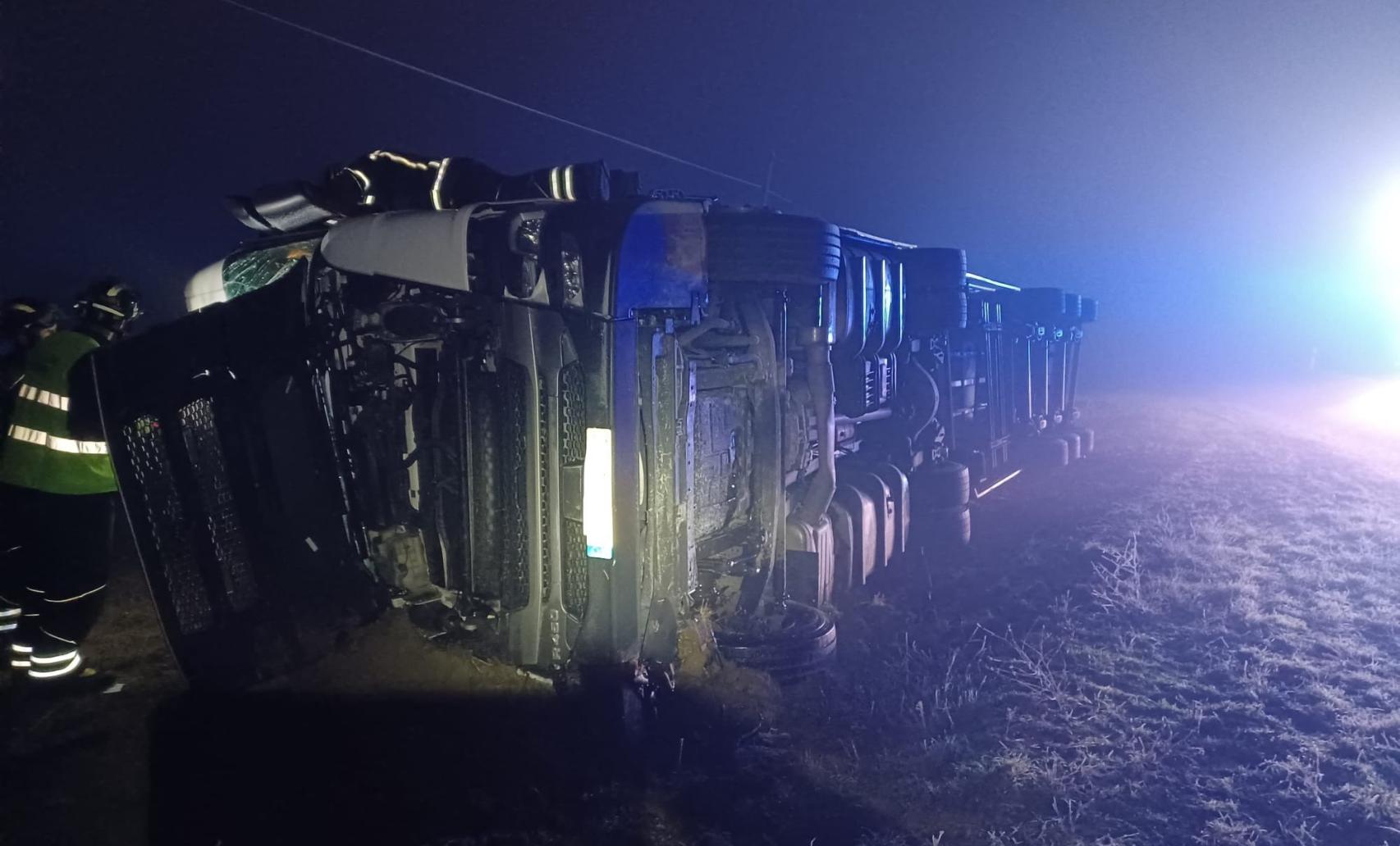 Camión volcado en las inmediaciones de Olmedo