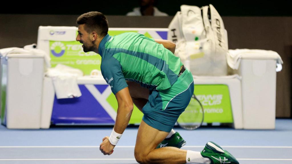 Djokovic, con la rodilla en el suelo en el partido ante Alcaraz.