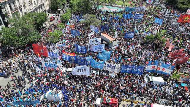 Manifestación multitudinaria contra los decretos de Javier Milei