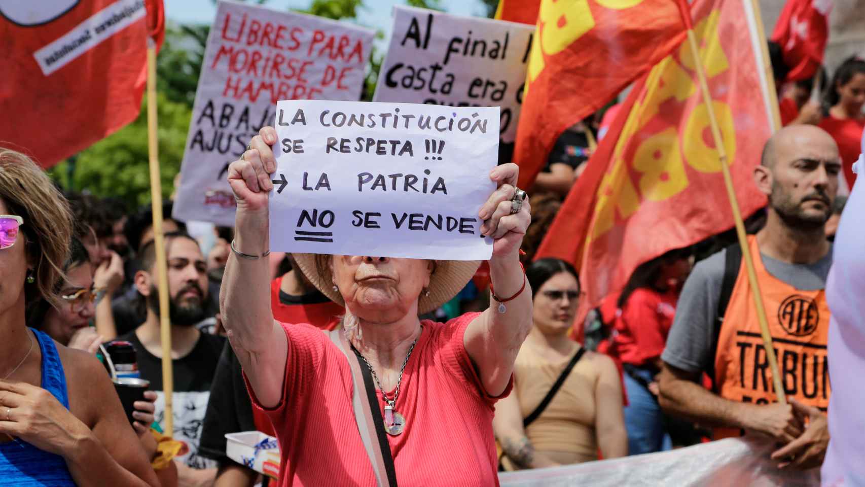 Manifestantes contra el 'decretazo' de Milei