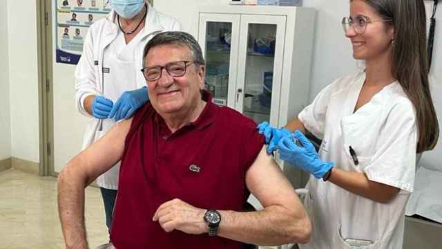 Dos sanitarias vacunan a un hombre, en un imagen de archivo.