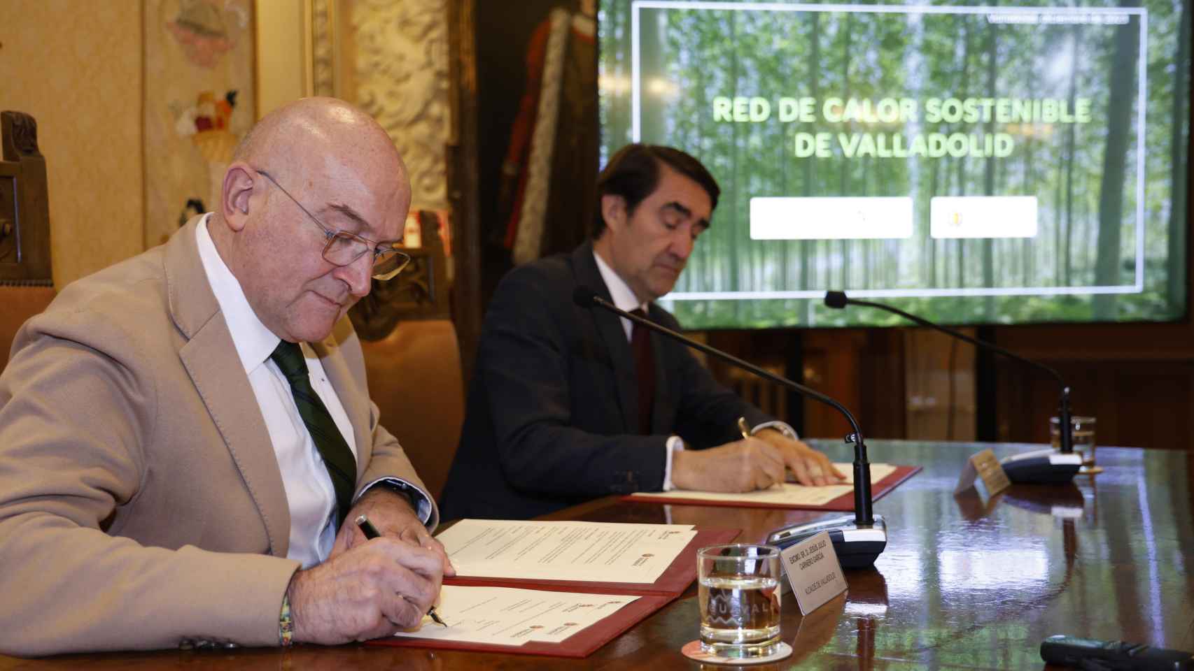 Jesús Julio Carnero y Juan Carlos Suárez-Quiñones firmando el nuevo protocolo