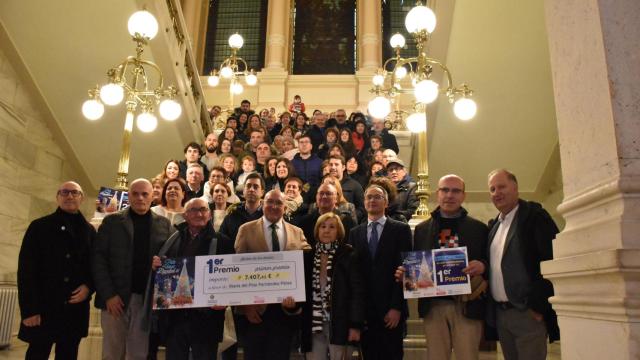 Jesús Julio Carnero acompaña, junto a otras autoridades, a Pilar y a los otros 40 ganadores del Sorteo del Árbol de los Deseos