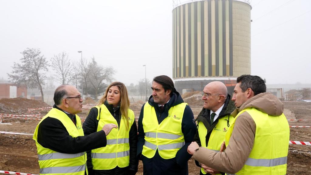 El consejero de Medio Ambiente, Vivienda y Ordenación del Territorio, Juan Carlos Suárez-Quiñones, visitan las obras de la Red de Calor