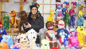 Ana Díaz y su puesto de marionetas en el Mercado de Navidad de Valladolid