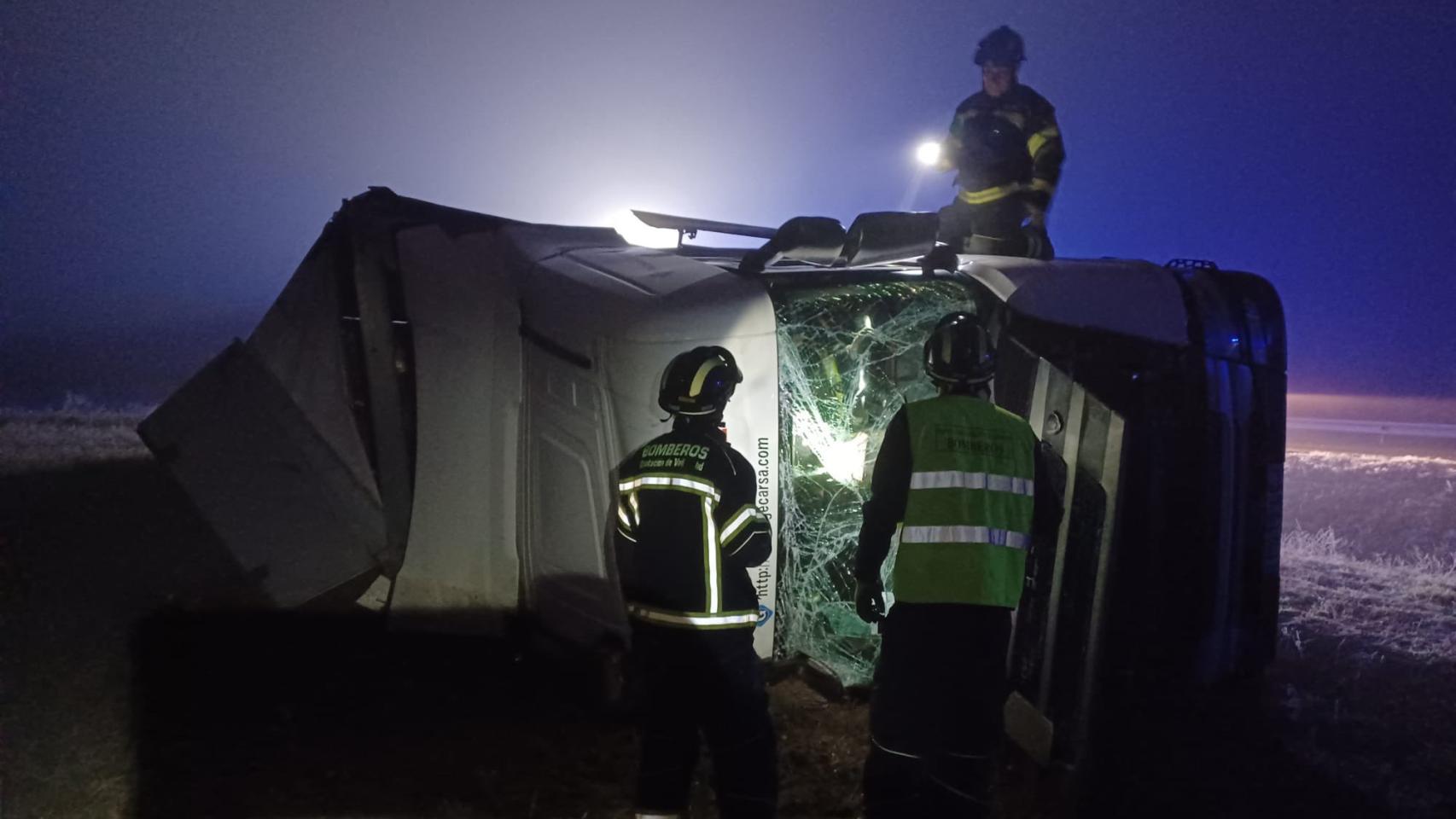 Camión cargado de soja volcado en la N-601