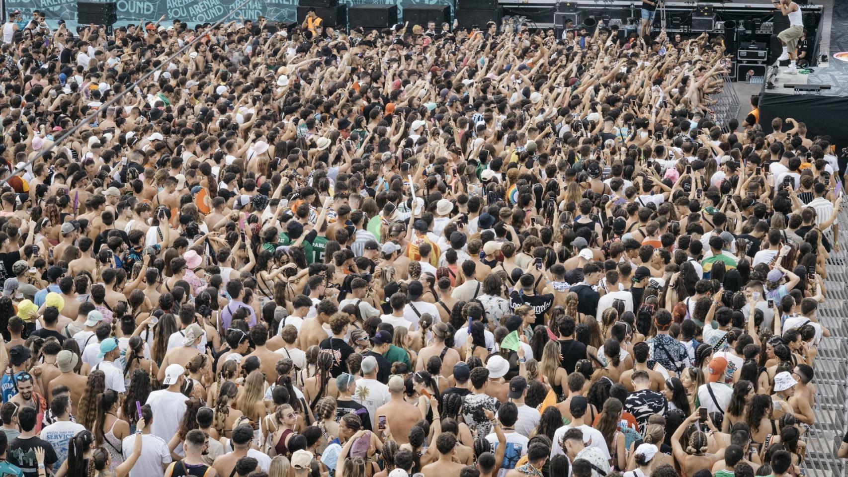 Miles de personas asisten al concierto de Fernando Costa durante la celebración del Arenal Sound Festival, agosto de 2023. Foto: Paco Poyato / Europa Press.