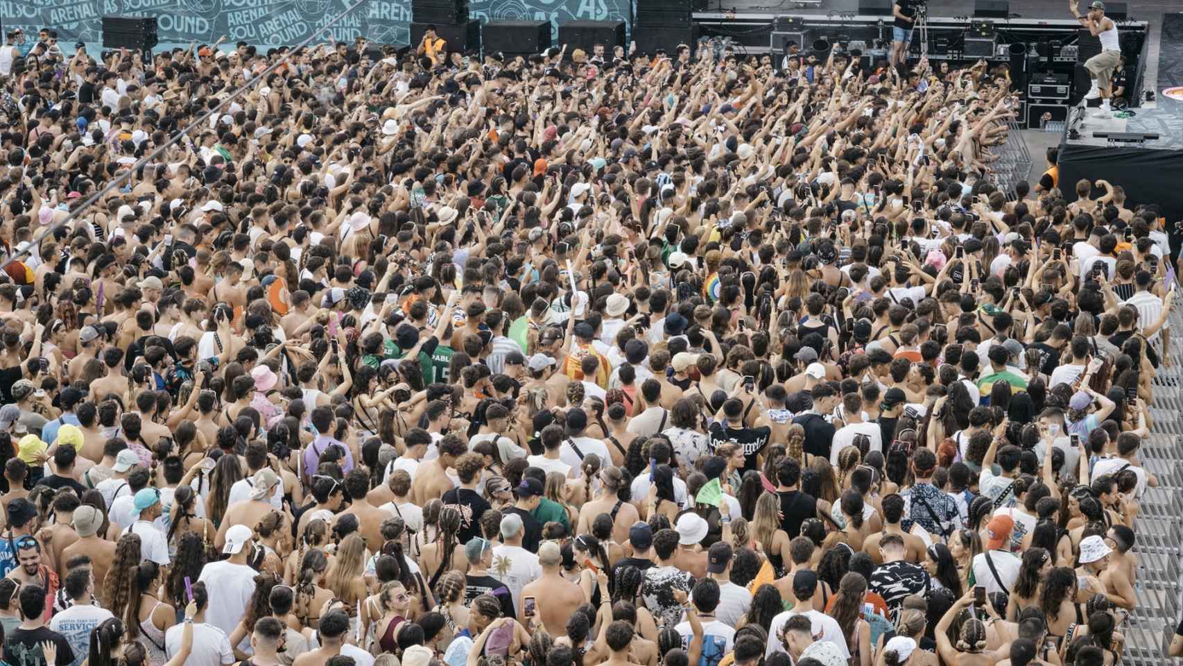 Miles de personas asisten al concierto de Fernando Costa durante la celebración del Arenal Sound Festival, agosto de 2023. Foto: Paco Poyato / Europa Press.