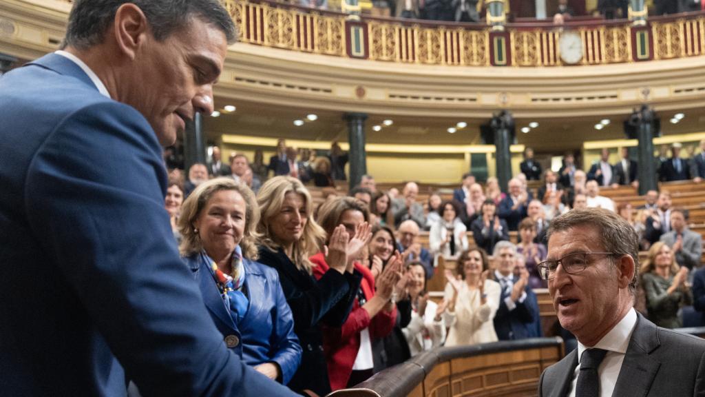 Feijóo saluda a Sánchez en el Congreso tras ser investido éste como presidente del Gobierno.