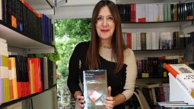 La escritora Dolores Redondo firma su novela 'Esperando al diluvio' en la Feria del Libro de Madrid 2023 / Foto: Europa Press.