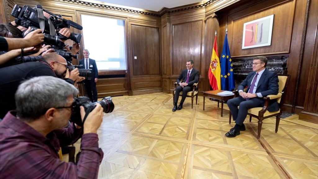 Pedro Sánchez y Alberto Núñez Feijóo, durante la reunión que mantuvieron el pasado 22 de diciembre en el Congreso.
