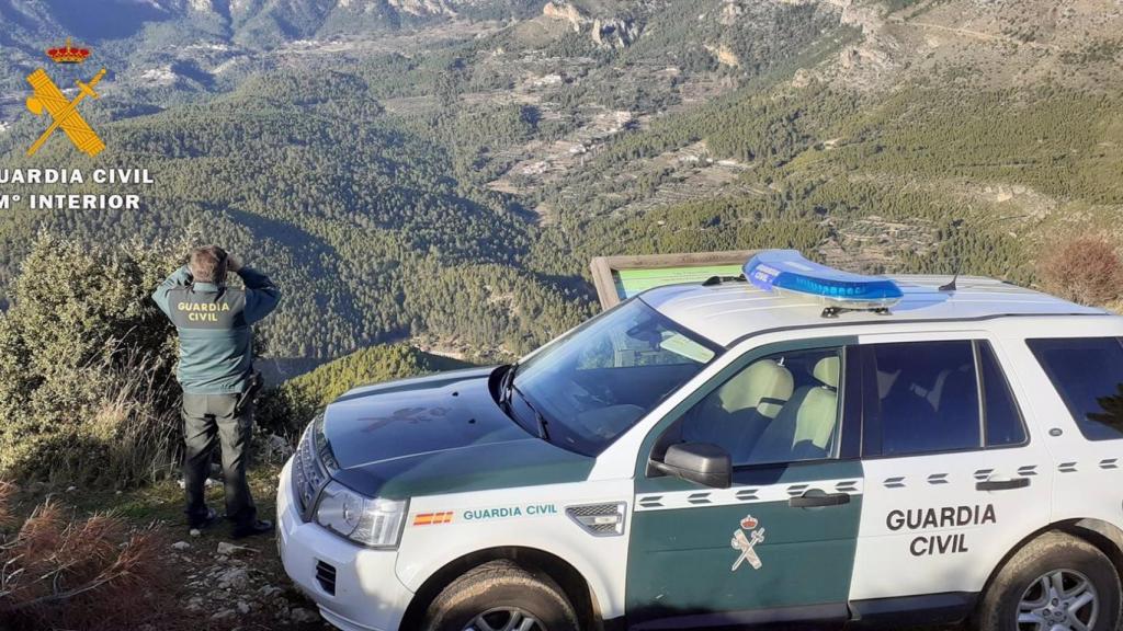 Agente de la Guardia Civil en el campo.