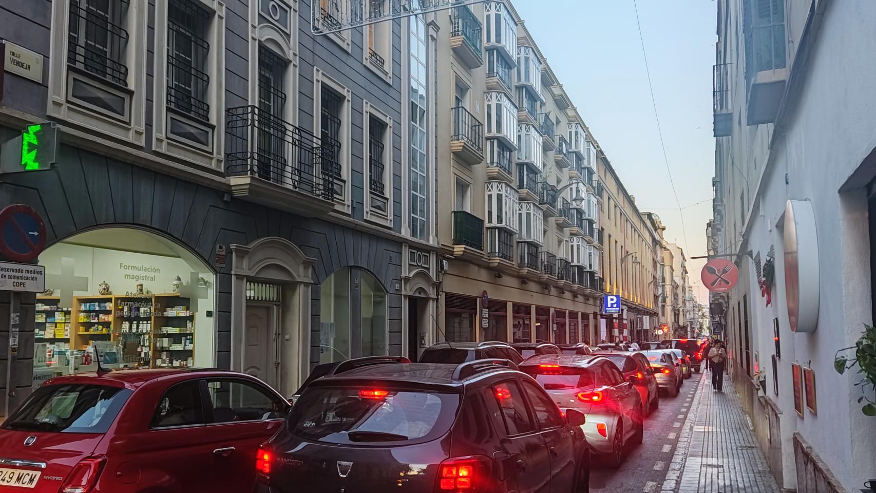 Tráfico intenso en una de las calles del barrio del Soho de Málaga.