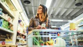 Mujer haciendo la compra