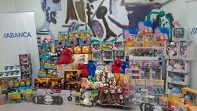 Abanca y Afundación entregan a Cáritas, Cruz Roja y Fundación Madrina unos 2.000 juguetes