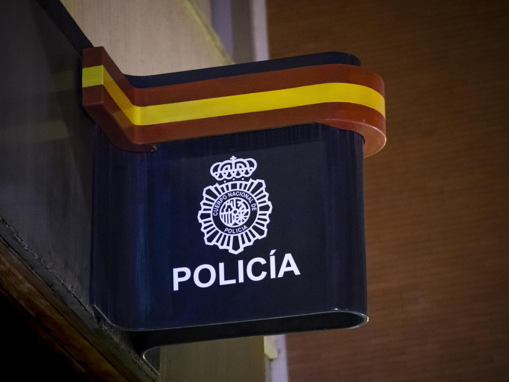 Trece detenidos en Sevilla y Valencia por chantajear a usuarios de una web  de contactos sexuales