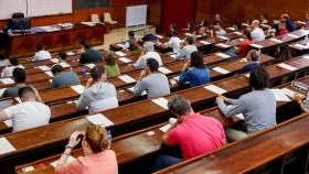 Imagen de archivo de varios opositores durante un examen.