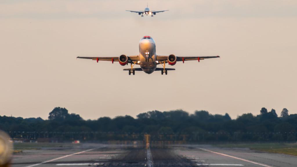 Aviones de las aerolíneas easyJet despegan del aeropuerto de Gatwick.