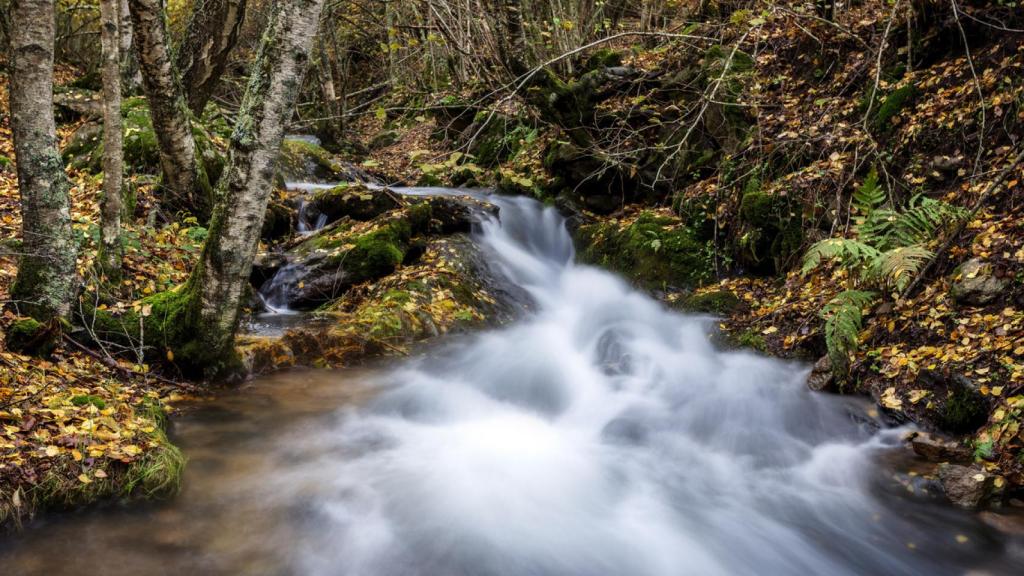 Conoce cuál es el pueblo más frío de Madrid que tiene una impresionante cascadas y una de las ruta de senderismo más bonitas.