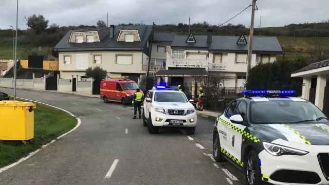 La Guardia Civil de Ourense asiste un accidente de tráfico.