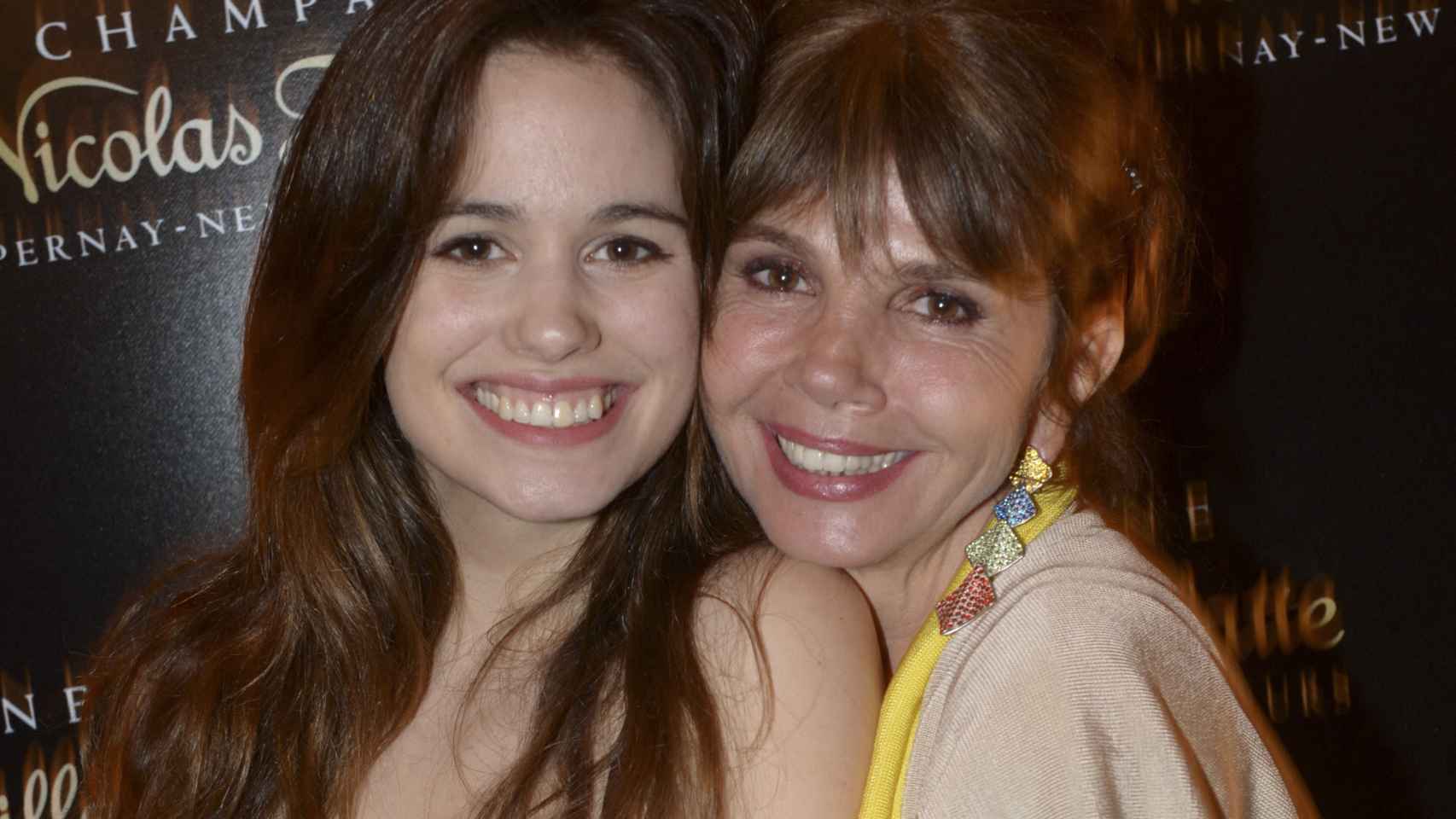 Victoria junto a la actriz Lucie Lucas en un acto público en Francia, en 2013.