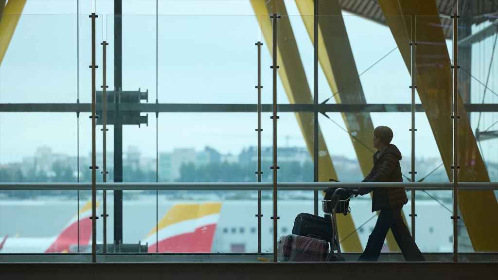 Un viajero en el Aeropuerto Adolfo Suárez-Madrid Barajas.