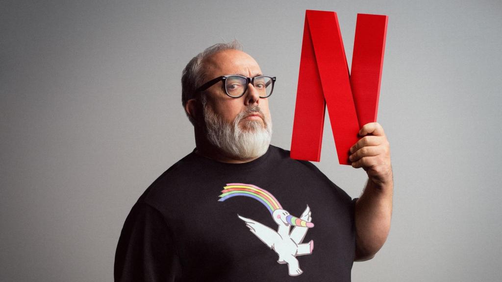 Álex de la Iglesia en el anuncio de la serie de Netflix.