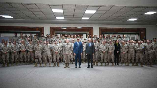 Pedro Sánchez junto a las tropas durante su visita a Irak