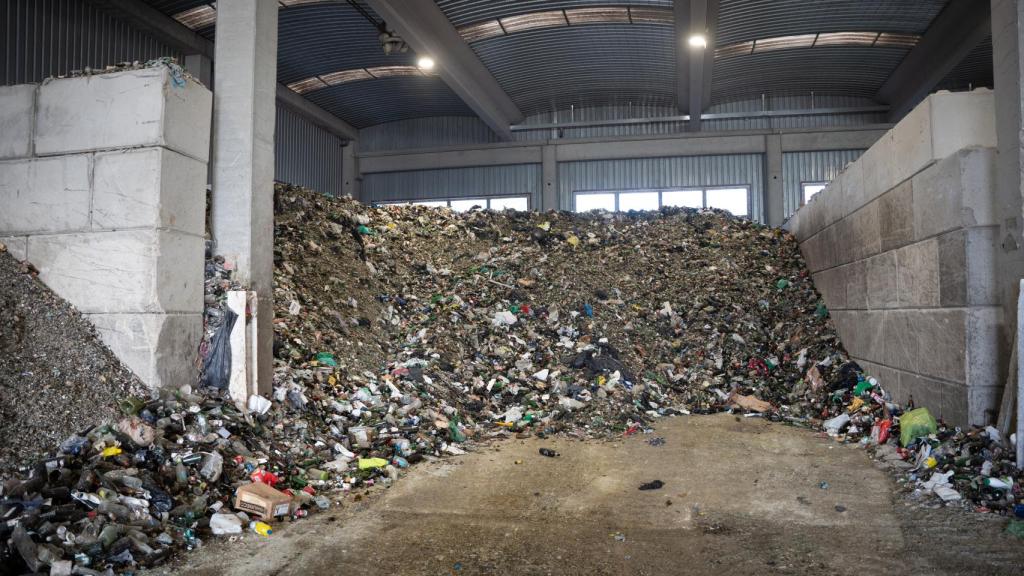 Los residuos de envases de vidrio, recién llegados en el camión, se depositan a la entrada de la planta de reciclaje.