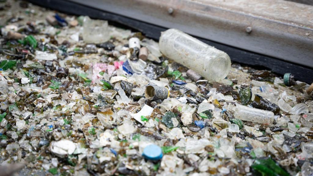 Residuos de envases de vidrio en la cinta durante una de las fases del proceso.