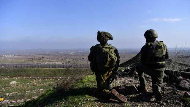 Dos soldados operan en los Altos del Golán ocupados por Israel, cerca de la frontera con Siria, este jueves.