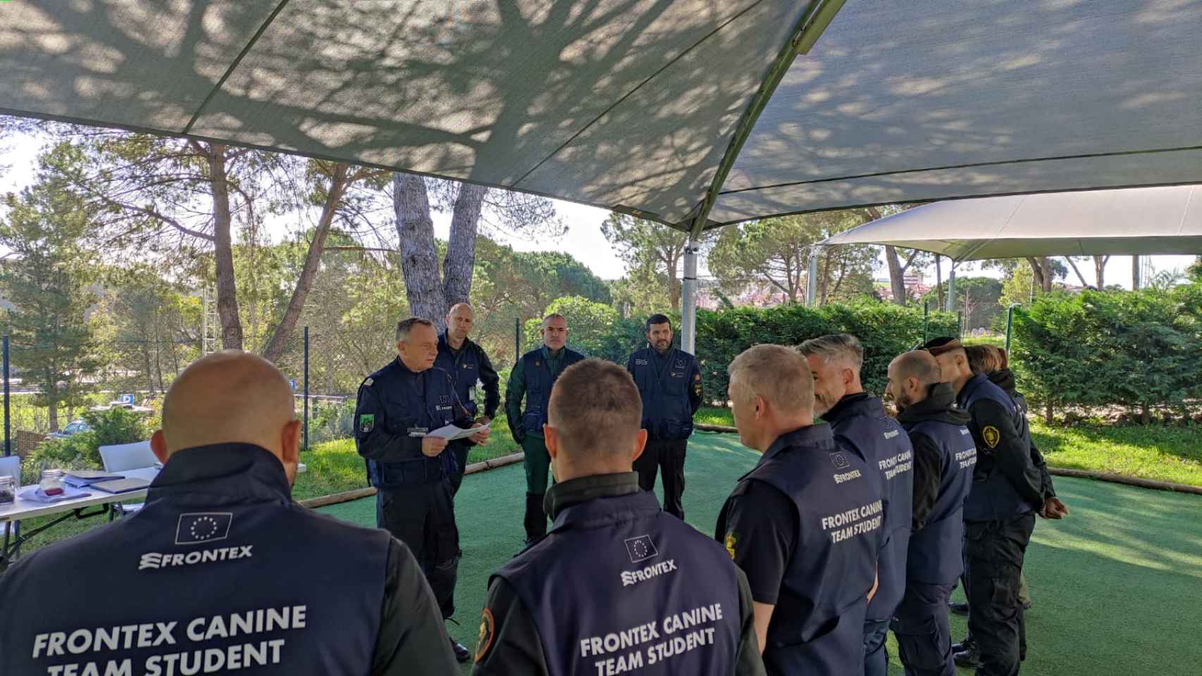 Un equipo de estudiantes formándose para ser guías o instructores de Frontex; quienes más destaquen en su trayectoria profesional pueden llegar a ser nombrados asesores.