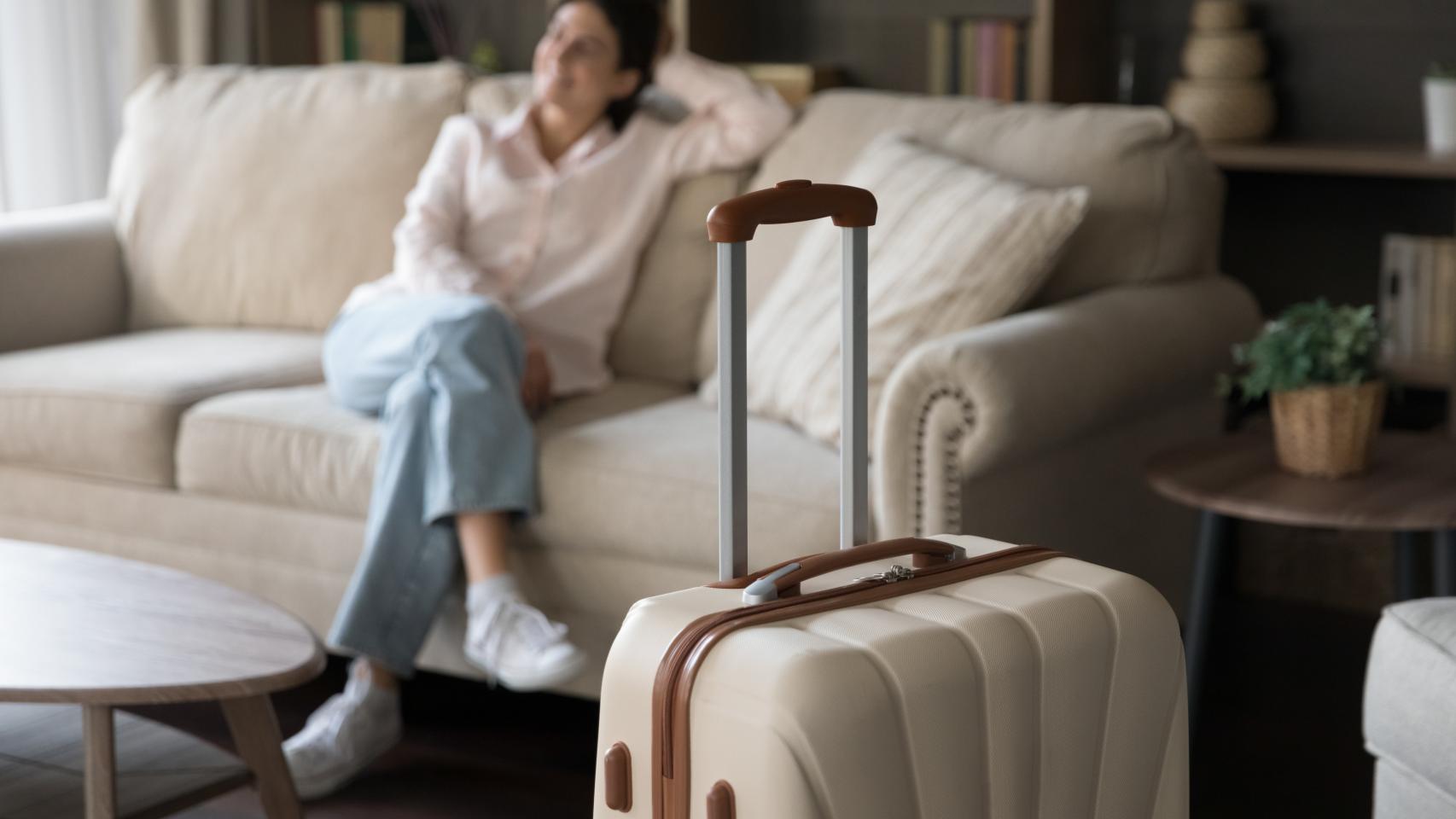 Una persona descansa sentada en el sofá de un hotel, en una imagen de archivo.