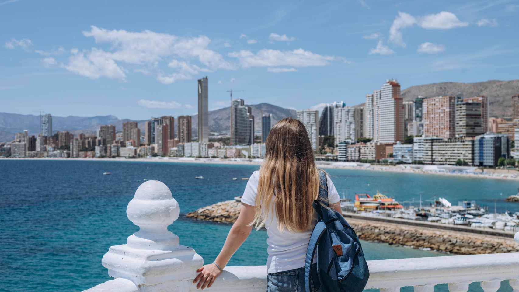 Una joven contempla el mar desde El Castell –también conocido como el Balcón del Mediterráneo-, en una imagen de 'Shutterstock'.