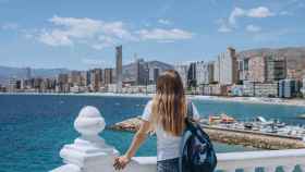 Una joven contempla el mar desde el Balcón del Mediterráneo, en una imagen de 'Shutterstock'.