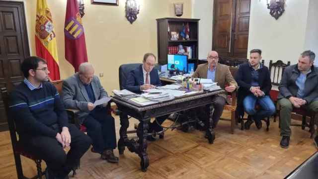 El alcalde de Ciudad Rodrigo, Marcos Iglesias, presenta los carteles taurinos del Carnaval 2024