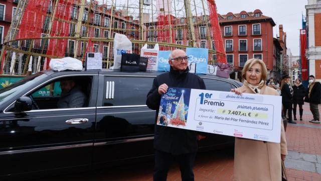 María del Pilar Fernández posa con las compras en las que se ha gastado los 6.000 euros del premio en diferentes tiendas de Valladolid