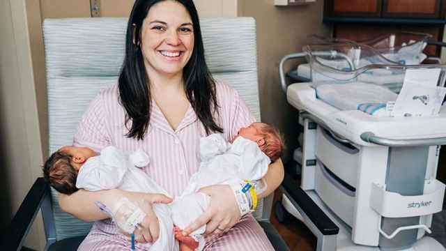 Kelsey Hatcher y las dos gemelas nacidas de úteros distintos.