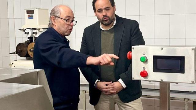 Paco Núñez durante su visita a Mazapanes Barroso.