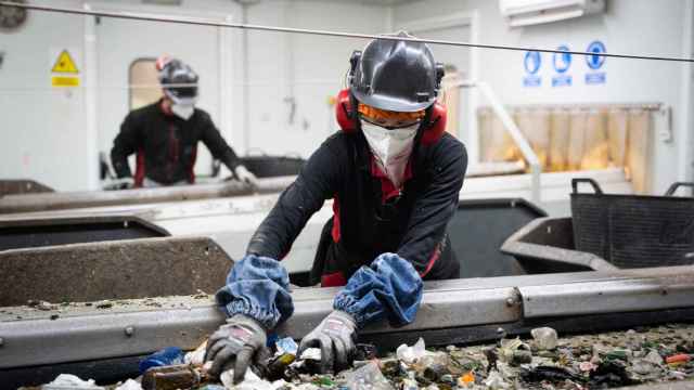 Dos trabajadores de la planta de reciclaje de Calcín Ibérico en Guadalajara separan manualmente los residuos.
