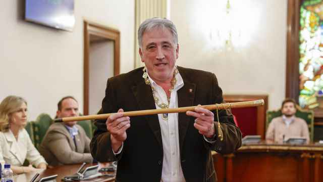 El diputado de EH Bildu, Joseba Asiron con el bastón de mando tras proclamarse alcalde de Pamplona.