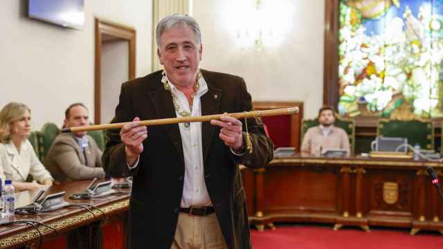 El diputado de EH Bildu, Joseba Asiron con el bastón de mando tras proclamarse alcalde de Pamplona.